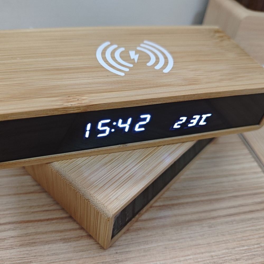 Office Table Accessories Unique - Multifunktionale Bambus-Digitaluhr Kabelloses Ladegerät LED-Spiegeloberfläche Nachttisch-Wecker
